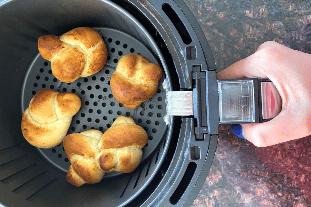 how to cook garlic knots in air fryer